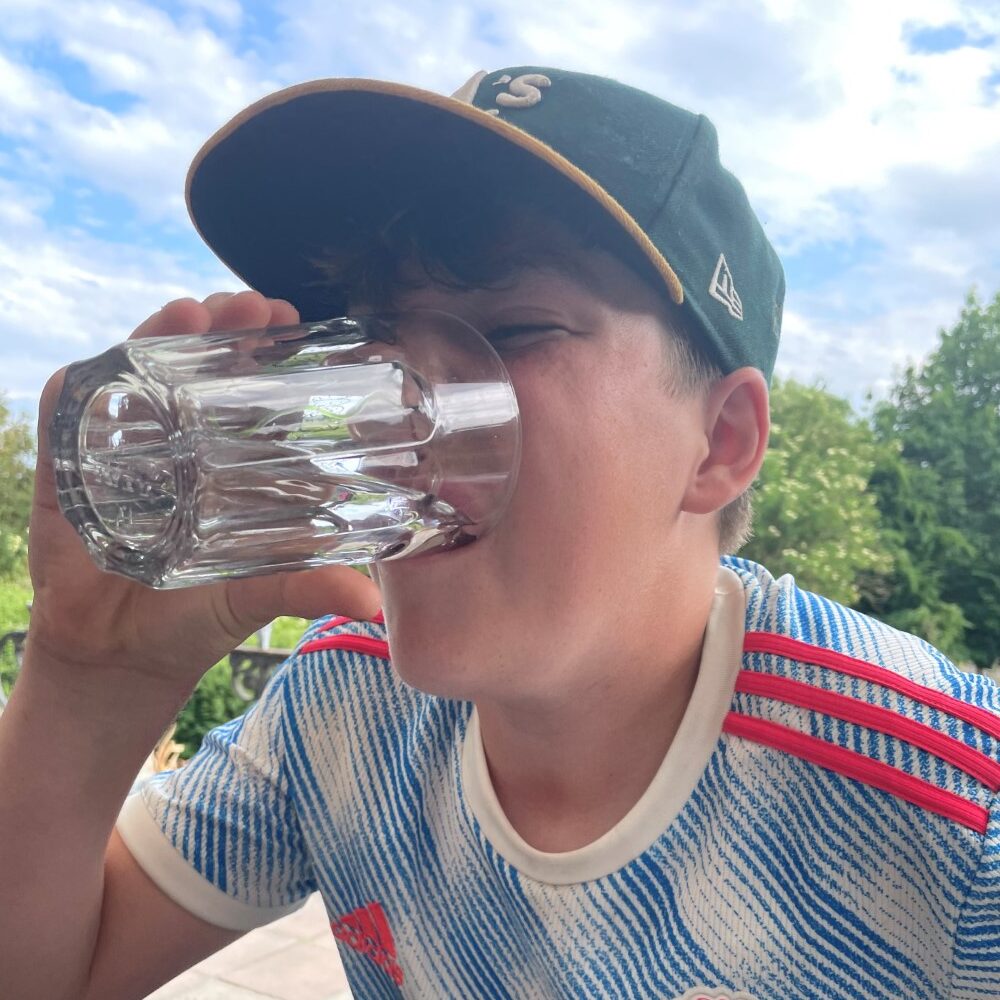 Oliver der drikker vand på tid