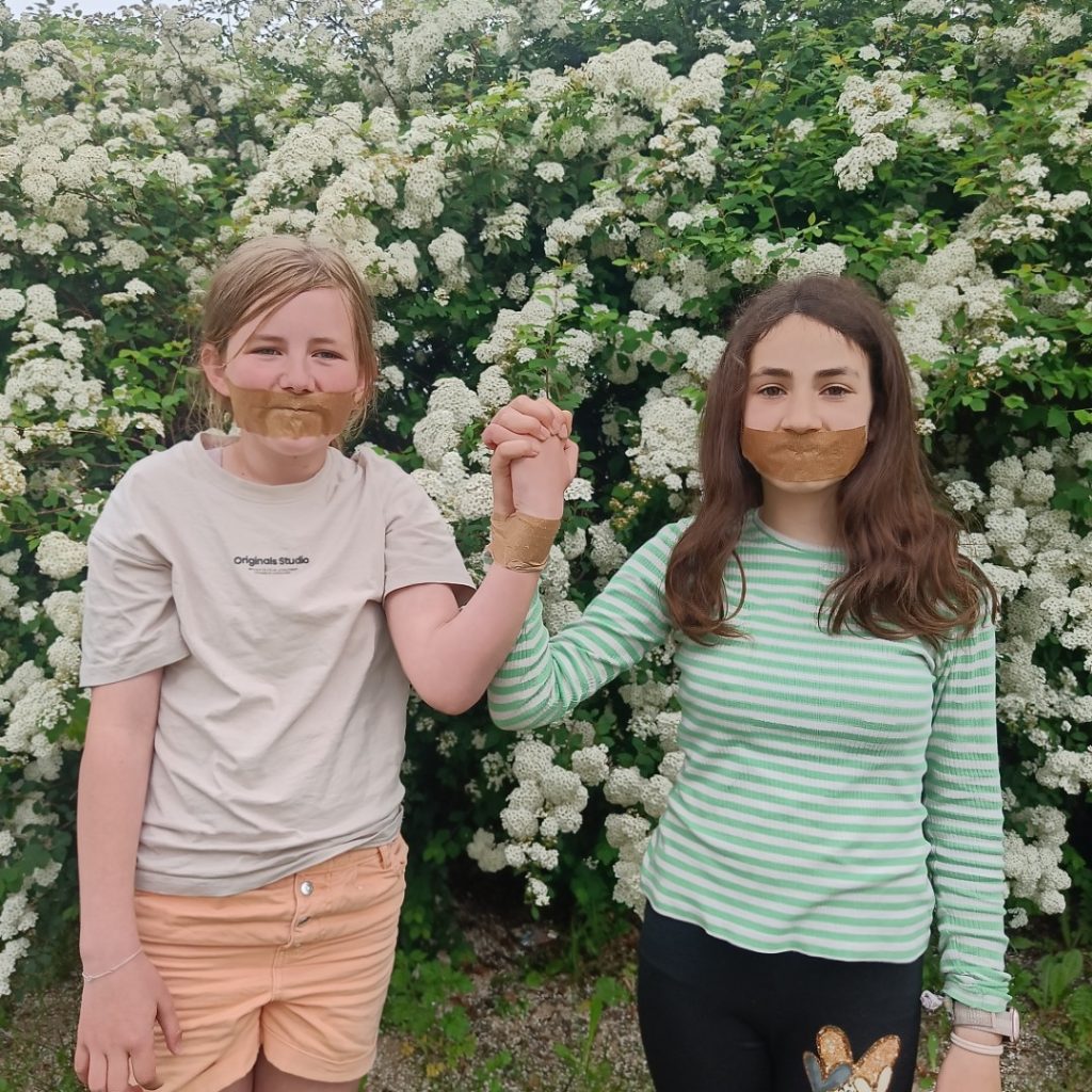 Mille og Sara, fingre flettet sammen